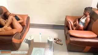 Ebony bollente prova leccata fica prima volta con amica lesbica