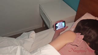 Spavanje pored moje posestrime i hvatanje kako masturbira na Hentai