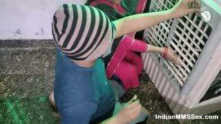 Indijska žena se jebe jako od električara koji popravlja hlađenje vode