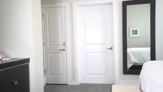 Milf isolla takapuolella ottaa monsterkurkun syvälle