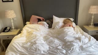 Sdílení postele s kolegyní exploduje do tvrdého šukání