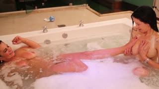 Putain ouais, Marcia Imperator défonce Vitoria Vonteese à Hidro!