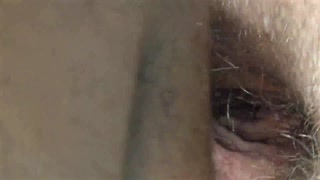 شدید پیشاب فک کلوز اپ چبی حجاب والے MILF کے ساتھ اور بڑی کریم پائی