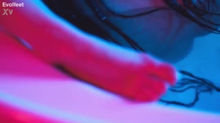 Thèm liếm chân và lồn les trong 3P tắm bồn khiêu dâm