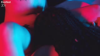 Лизам стъпалата и путките на лезбийки в гореща тройка в банята