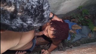 Voisine me surprend en train de baiser et exige une pipe