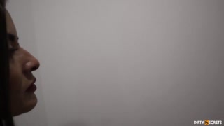 دو زن بالغ بازدید دریافت می‌کنن و لحظه صمیمانه‌ای رو به اشتراک می‌گذارن