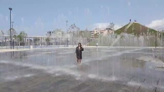 أنا مذهول أشاهد هذه البرونيت المثيرة تعرض صدرها الكبير علناً في المدينة