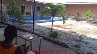 Horny tip povabi Amako v hotelsko sobo, a Amaka ga razočara, zato se pojavi visoka Lizzy in pomaga izpustiti njegov konji