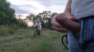 Xem Chàng Trai Táo Bạo Lộ Và Vỗ Tay Cặc Lớn Ở Công Cộng Gần Cô Nàng Choáng Váng