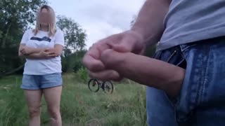 نگاه کنید مرد جسور کاک بزرگ خود را در عمومی فلش می‌کند و مالش می‌دهد نزدیک زیبایی شگفت‌زده