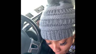 Snowboardtjej levererar galen djuphalssugning