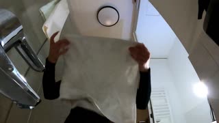 Blondă în dresuri și tocuri își scoate fusta mini în baie