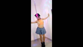 Νόστιμη Γεμάτη Κοπέλα Φοράει Σχολική Στολή για Καυτό Οικιακό Σεξ