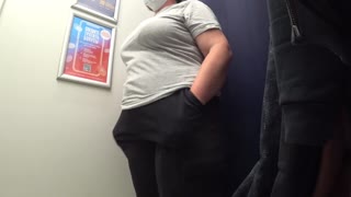 Telecamera cattura grande culo in satin! MILF curvy cambia abiti in camerino