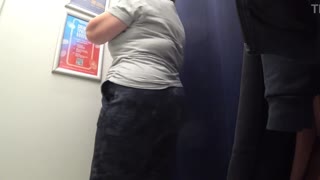 Kamera erwischt großen Arsch in Satin-Höschen! Kurvige MILF in der Umkleide