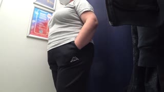 Kamera fanger stor røv i satin undertøj! Kurvet MILF skifter tøj i prøverum