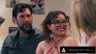 MODERN KOR BŰNEI - Pervertált MILF Cory Chase csábít Leana Lovingst FFM hármasba