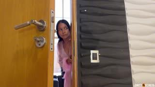 Underdanig pige ser MILF's blowjob og bagfra-knul