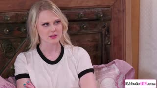 Pinayagan ko siyang idiin ang dila sa basang puke ko