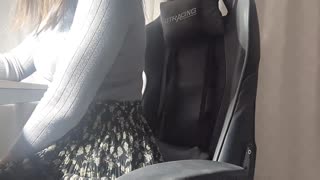 Погледајте како се ова бујна беба загрева док учи – не може одолети самозадовољавању!