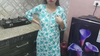 En voi vastustaa kuuman intialaisen MILF:in naimista keittiössä hindi-voihkeilla