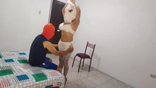 Vruća MILF u kostimu zečice uživa u divljem halloweenskom seksu