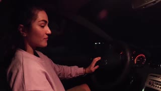 ബ്രൂണെറ്റ് ബേബ് പബ്ലിക് കാർ പ്ലേയിൽ ലോവൻസ് ടോയ് ഉപയോഗിച്ച് ടീസ് ചെയ്യുന്നു