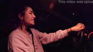 Брюнетка соблазняет игрушкой Lovense в общественном авто