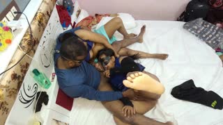 妊娠した女性が夫と村の3Pをヒンディー音声で体験