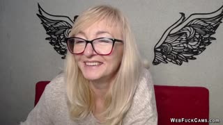 फक्त एक ब्लाँड मिल्फ ग्लासेस घालून कॅज्युअल वेबकॅम चॅट सेशन