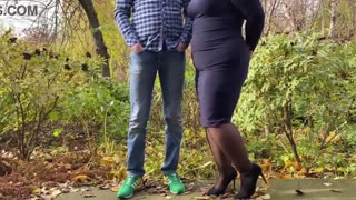 BBW מעוגלת נכנסת גרבונים ומכנסיים כדי לפתות בתחת ענק