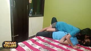 Wow! 18-jährige saftige schlanke Desi-Freundin hart gefickt von indischem Hunk!