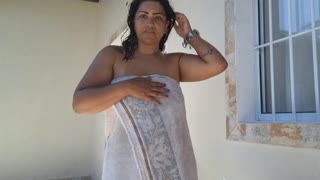 彼女のマンコにクムを満たした後、裸でバックヤードバスタイムを取り隣人が見る！