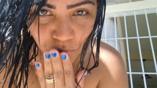 AMINI DÖLLE DOLDURDUKTAN SONRA, KOMŞULARIN GÖRMESİ İÇİN ARKA BAHÇEDE ÇIPLAK BANYO YAPIYOR!