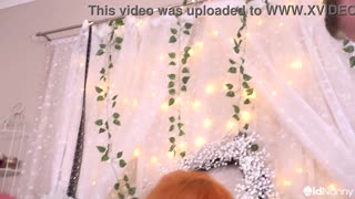 ਪਰਿਪੱਕ ਲਾਲ ਵਾਲੀ ਅੰਬਰ ਵਿਕਸਨ ਗਰੁੱਪ ਚੋਦਾਈ ਵਿੱਚ ਹੈਰਾਨੀ ਨਾਲ ਐਂਟਰੀ