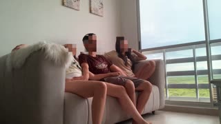 Nudzimy się w TV, więc współlokatorzy mi obciągnęli i potem ruchaliśmy się