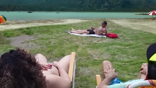 Voyeur eyacula viendo a caliente latina hotwife exhibir y masturbarse en playa concurrida