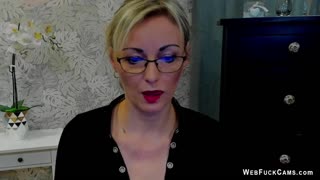 Приголомшлива німецька блондинка MILF в окулярах дражнить на вебкамі