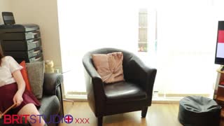 Genç 18+ Sarışın Çoraplarla Çekici Hale Gelerek Yoğun İç Boşaltma İçin