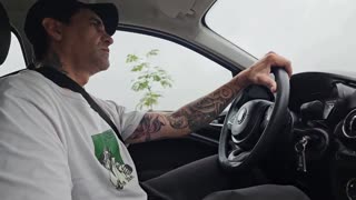 Elkapnak, ahogy egy srácot szopok az autóban, számmal a szájban