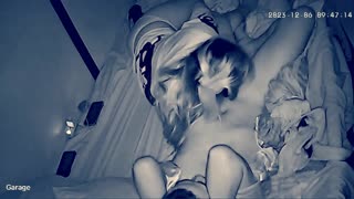 Gioco con Dildo e Orgasmi Veri in Scena Casalinga