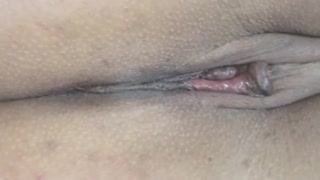 Nyonya rumah montok nyusup vibrator gedhe nang lambe memek gedhe