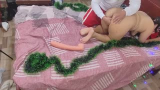 מוצץ כוס ותחת של אישה עם תחת ענק לחג המולד