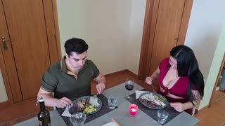 Ööh joo läski valkoinen jätkä viettelee latinalaisen pawg:n punaisessa mekossa creampie-doggyllä