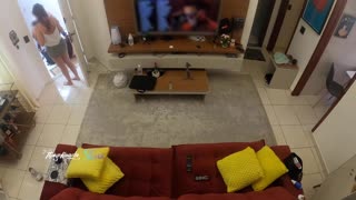 Leveringskarl spotter Thay Ksada og dykker i hendes våde fessefest