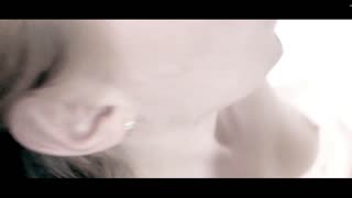 Gros plan fellation jusqu'à éjac faciale massive double vidéo