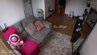 今日はビキニ姿で配達員をからかった