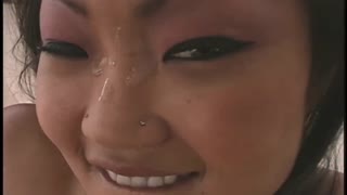 Kongkek milf Asia liar dalam stoking dengan dorongan anal dalam