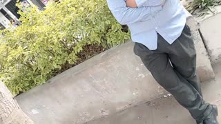 Mand, denne collegepige trak en fremmed med til vild anal! Hun tog ham med til sit værelse for en fuld sædafslutning